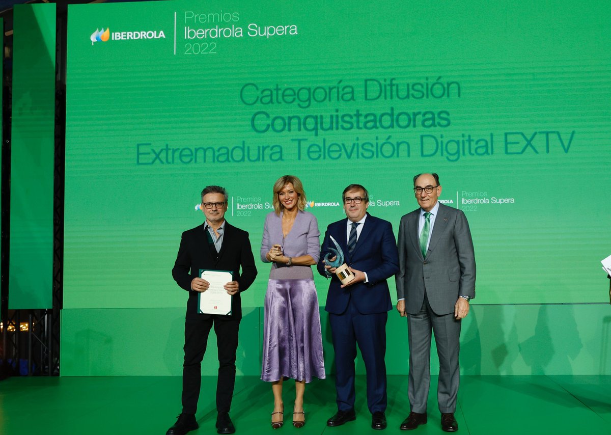 Foto Iberdrola. Diego Gallego recibe el premio IBERDROLA SUPERA de manos de D. Ignacio Galán, presidente de Iberdrola.